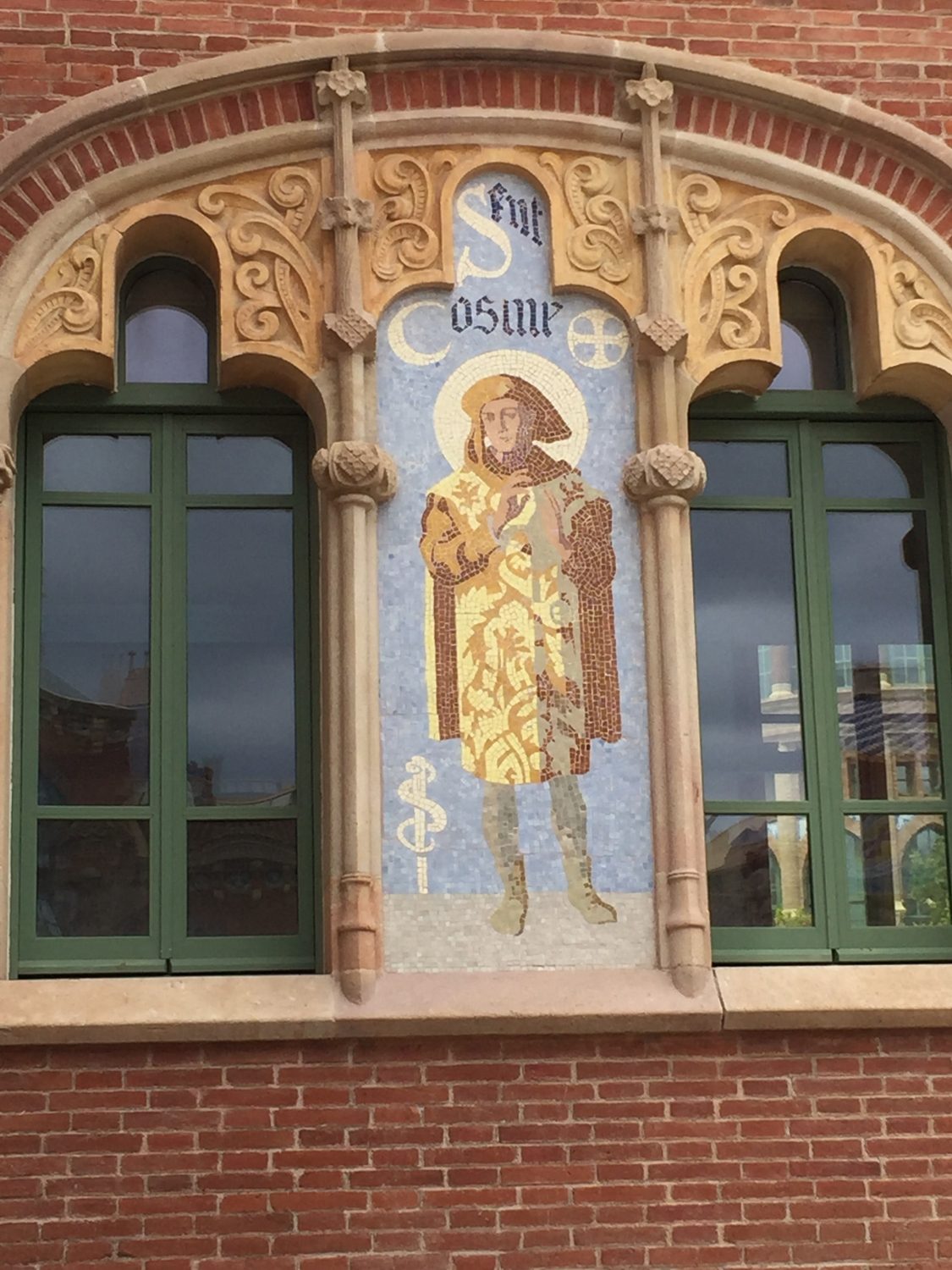Cosmas and Damian mosaics, Hospital de la Santa Creu i Sant Pau (modernist site), Barcelona (by Eugenio Giannarelli) (1).jpg
